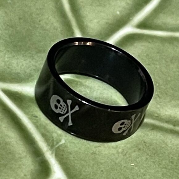 Black Tungsten Carbide Skull & Bones Ring Sz 8 - Picture 1 of 5